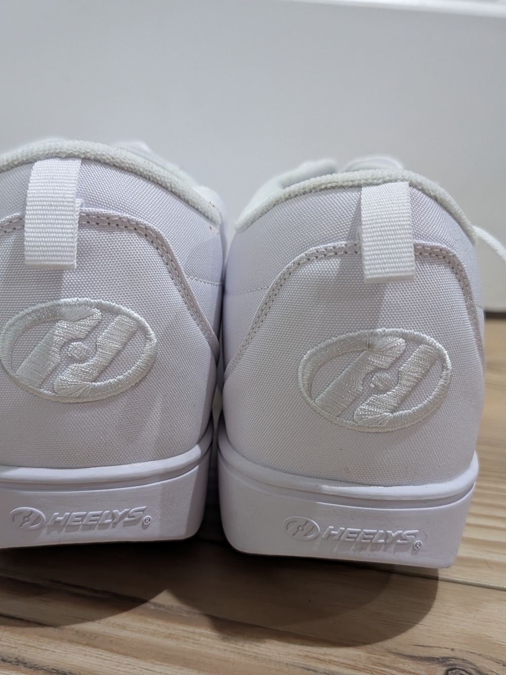 Heelys Men’s Size 12 White Skate Shoes Sneakers Hidden Wheels Like New - Picture 9 of 10